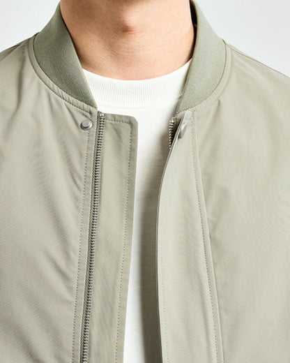 Minimalist Bomber Jacke